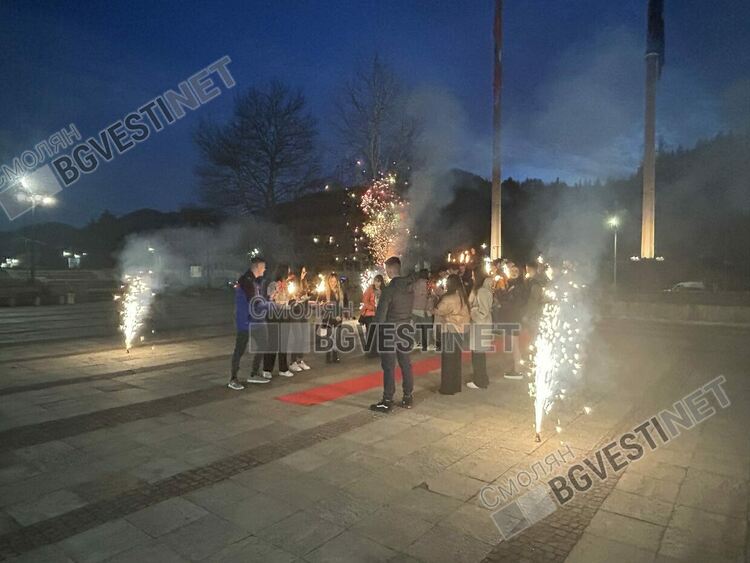 Дванайсетокласници поканиха с огнено шоу класната си на бал (ГАЛЕРИЯ)
