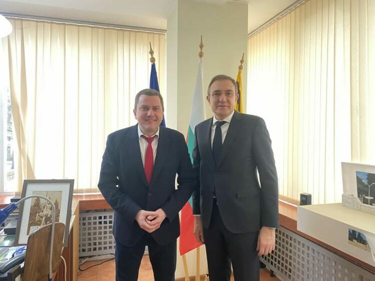 Днес в Община Перник се проведе среща между кмета Станислав Владимиров и министъра на труда и социалната политика