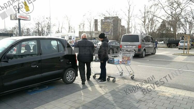 Кърджалийци изпълниха хипермаркетите,въпреки бойкота,пазаруват като за последно