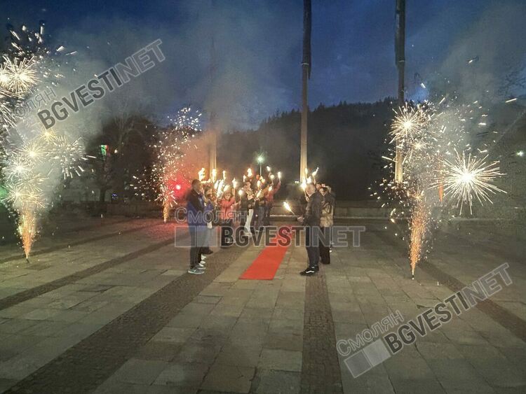 Дванайсетокласници поканиха с огнено шоу класната си на бал (ГАЛЕРИЯ)