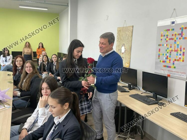 Александра Атанасова от Езиковата гимназия в Хасково е национален победител за превод в международен конкурс