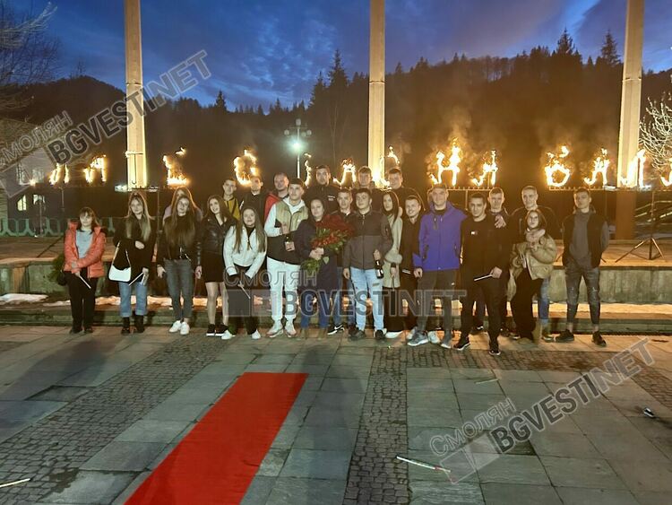 Дванайсетокласници поканиха с огнено шоу класната си на бал (ГАЛЕРИЯ)