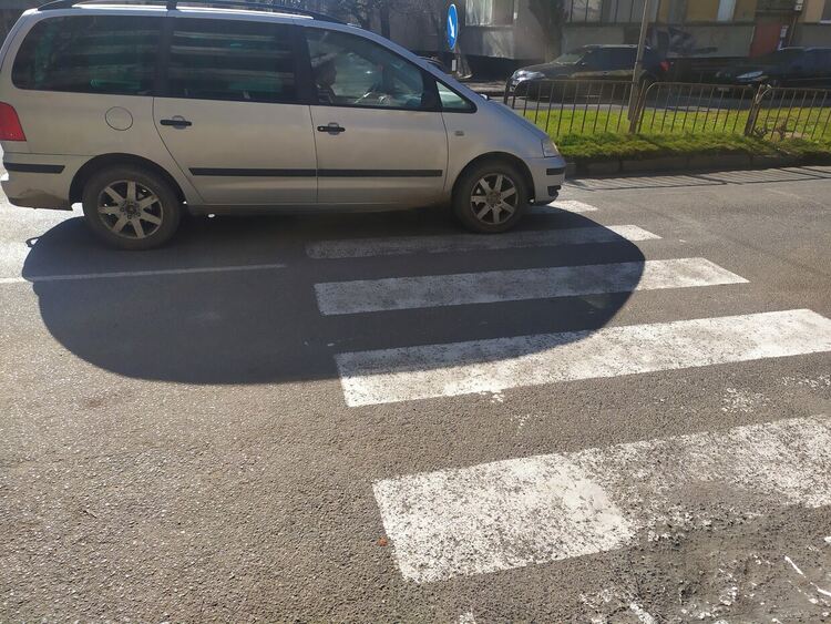 Блъснаха възрастна кърджалийка на пешеходна пътека,настанена е в болница