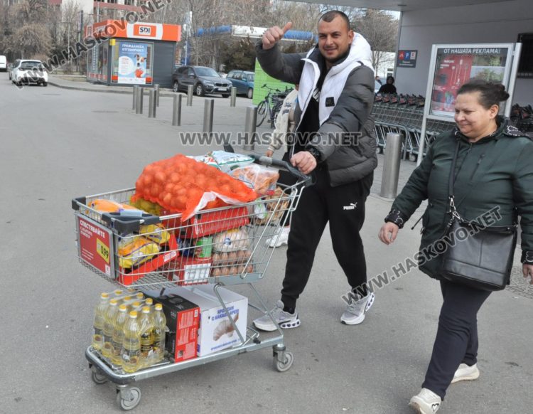 Хасковските хипермаркети гъмжат от клиенти в деня на националния бойкот