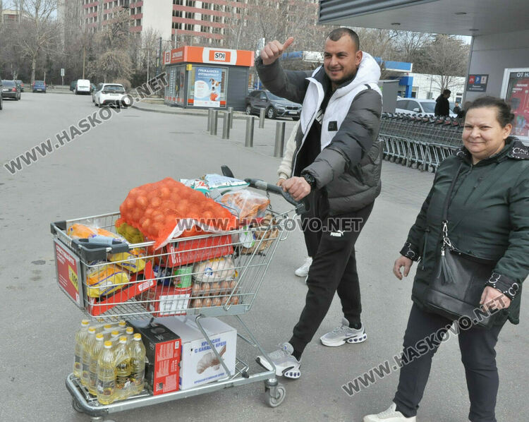 Хасковските хипермаркети гъмжат от клиенти в деня на националния бойкот
