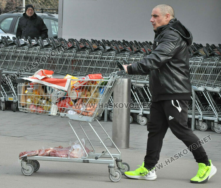 Хасковските хипермаркети гъмжат от клиенти в деня на националния бойкот