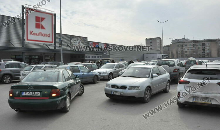 Хасковските хипермаркети гъмжат от клиенти в деня на националния бойкот