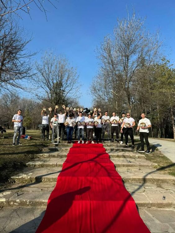 Ученици поканиха класната си на бала в Деня на влюбените