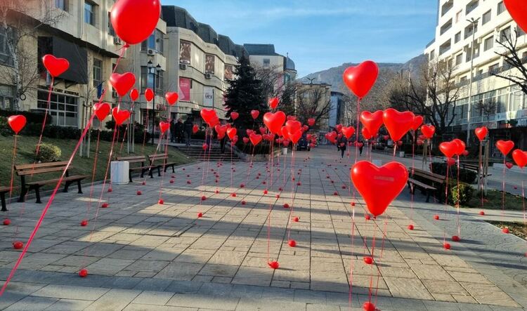 Повече от 300 балона пожелават любов на асеновградчани в деня на влюбените