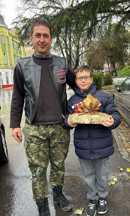 Дълго чакана награда за рисунка получи Едвин от „Славейков“