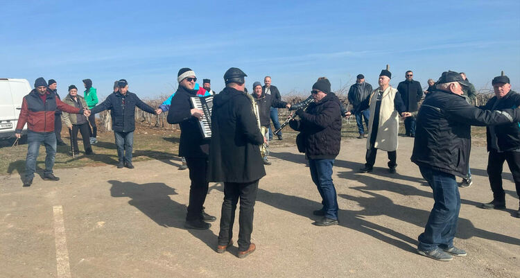 Зарязаха и благословиха лозята край Гарваново и Сусам