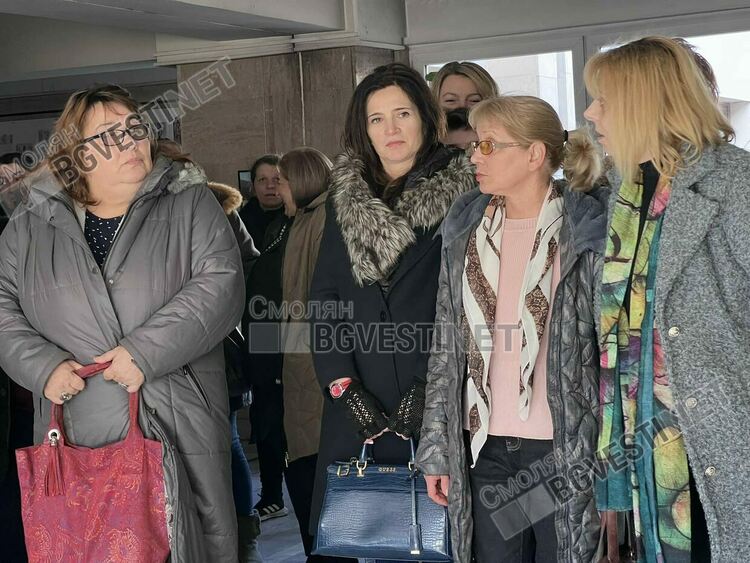 Бунт на  гимназиите в Смолян, учители и директори окупираха Областна адимистрация