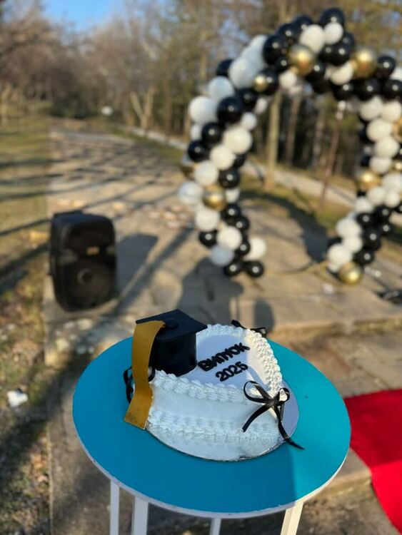 Ученици поканиха класната си на бала в Деня на влюбените