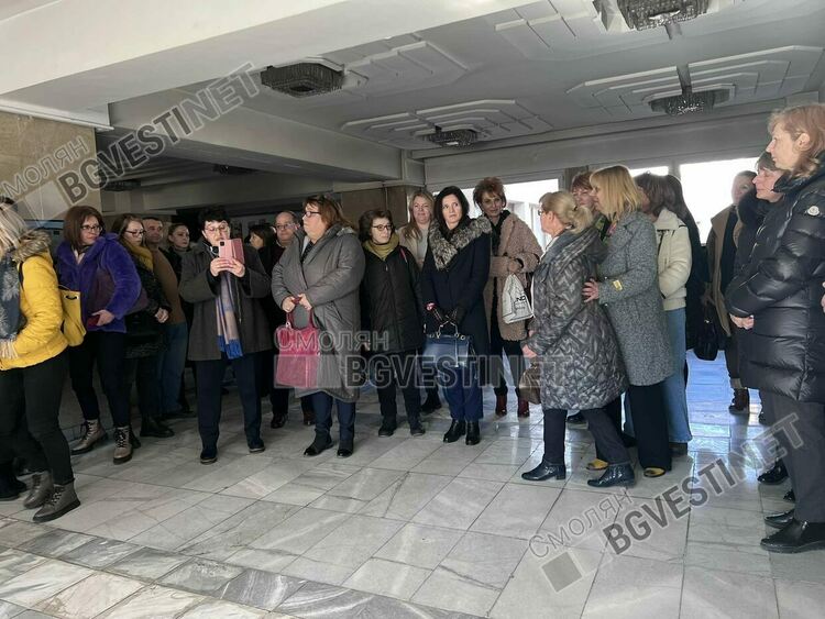 Бунт на  гимназиите в Смолян, учители и директори окупираха Областна адимистрация