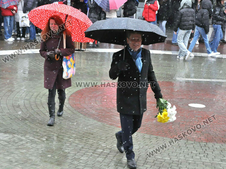 От езиковата гимназия почетоха рождението на проф. д-р Асен Златаров 