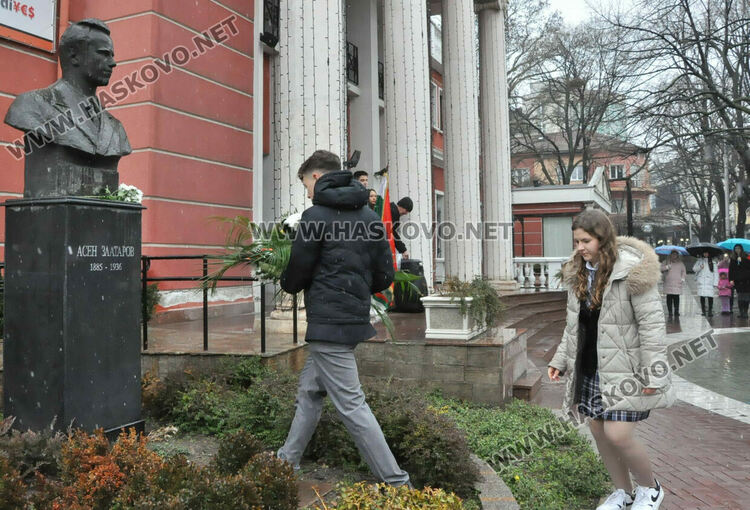 От езиковата гимназия почетоха рождението на проф. д-р Асен Златаров 