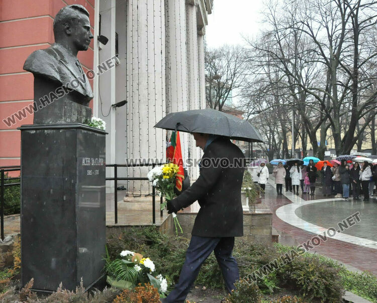 От езиковата гимназия почетоха рождението на проф. д-р Асен Златаров 
