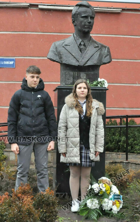 От езиковата гимназия почетоха рождението на проф. д-р Асен Златаров 