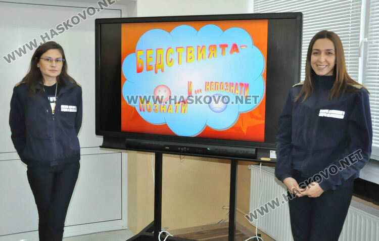 Показаха на ученици как се слага противогаз и как да се пазят при бедствия