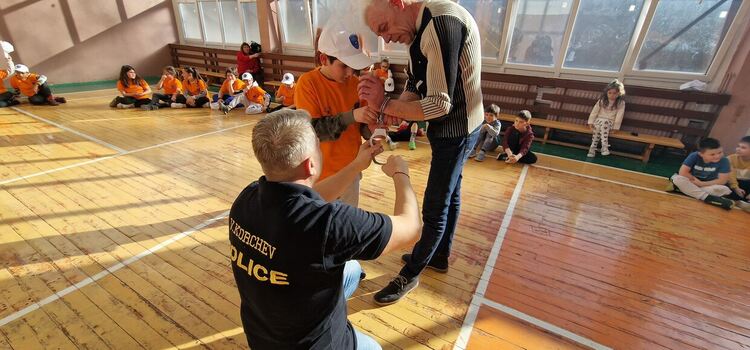 Доброволци от Детско полицейско управление усвоиха техники за самозащита