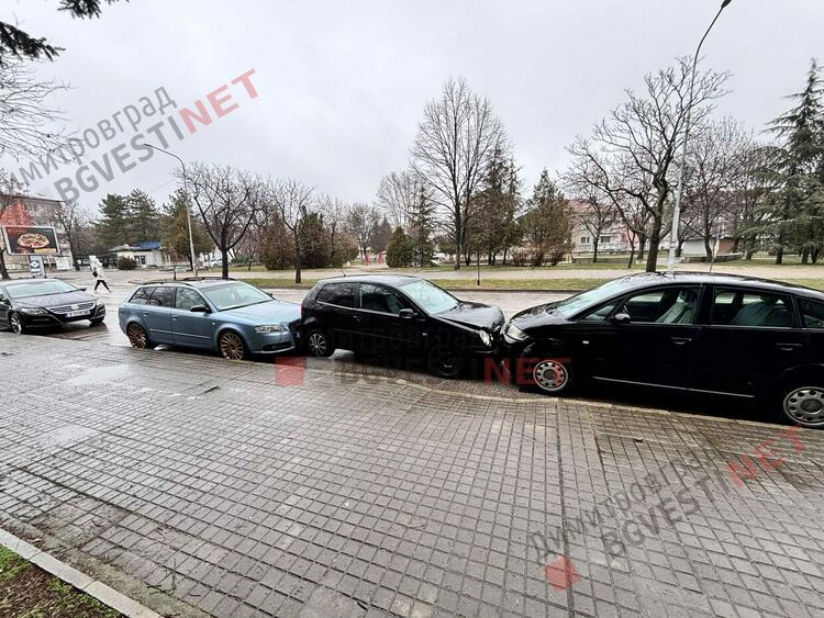 Катастрофа на бул. "Г. С. Раковски" в Димитровград: Три паркирани автомобила пострадаха
