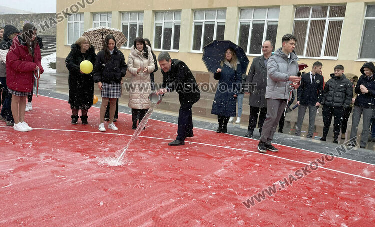 Даяна Добрева е „Ученик на годината“ в Езиковата гимназия, откриха нови спортни площадки
