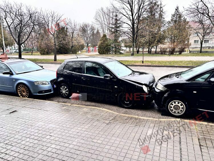 Катастрофа на бул. "Г. С. Раковски" в Димитровград: Три паркирани автомобила пострадаха