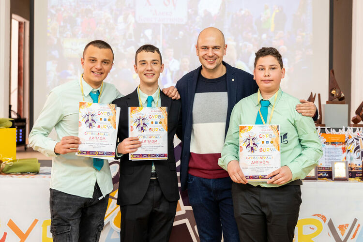 В Двореца на културата бяха връчени наградите на ученическите групи, отличени в XIV Младежкото маскарадно дефиле „Сурвакариада“ 2025