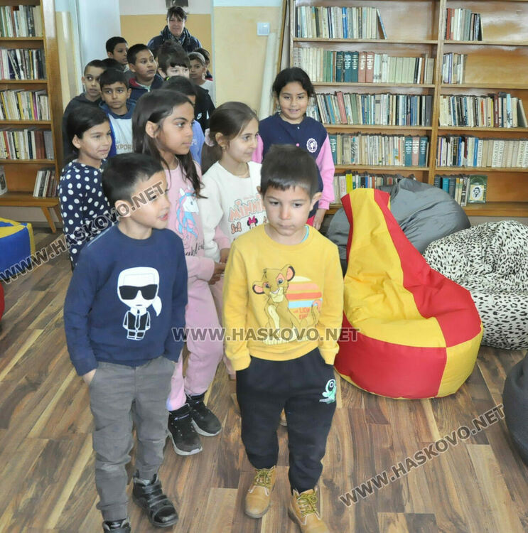 Показаха на ученици как се слага противогаз и как да се пазят при бедствия