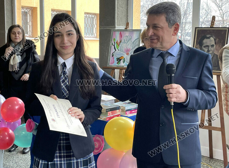 Даяна Добрева е „Ученик на годината“ в Езиковата гимназия, откриха нови спортни площадки