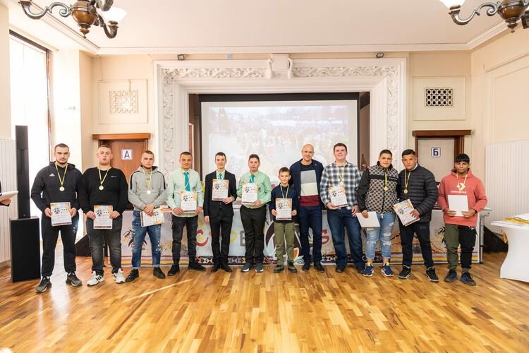 В Двореца на културата бяха връчени наградите на ученическите групи, отличени в XIV Младежкото маскарадно дефиле „Сурвакариада“ 2025