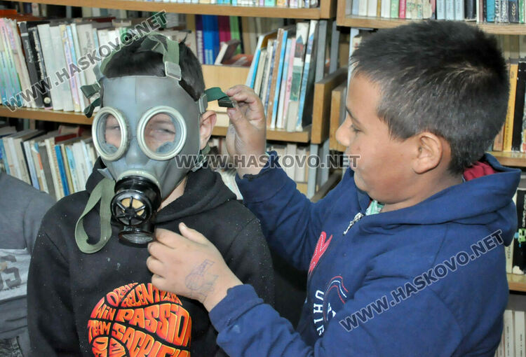 Показаха на ученици как се слага противогаз и как да се пазят при бедствия