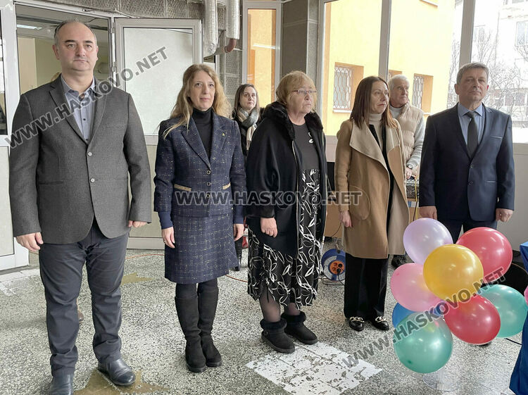 Даяна Добрева е „Ученик на годината“ в Езиковата гимназия, откриха нови спортни площадки