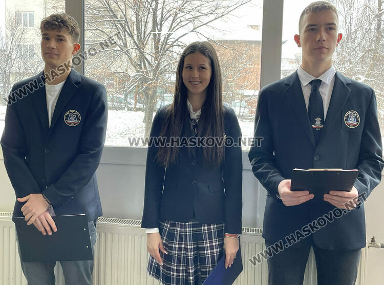 Даяна Добрева е „Ученик на годината“ в Езиковата гимназия, откриха нови спортни площадки