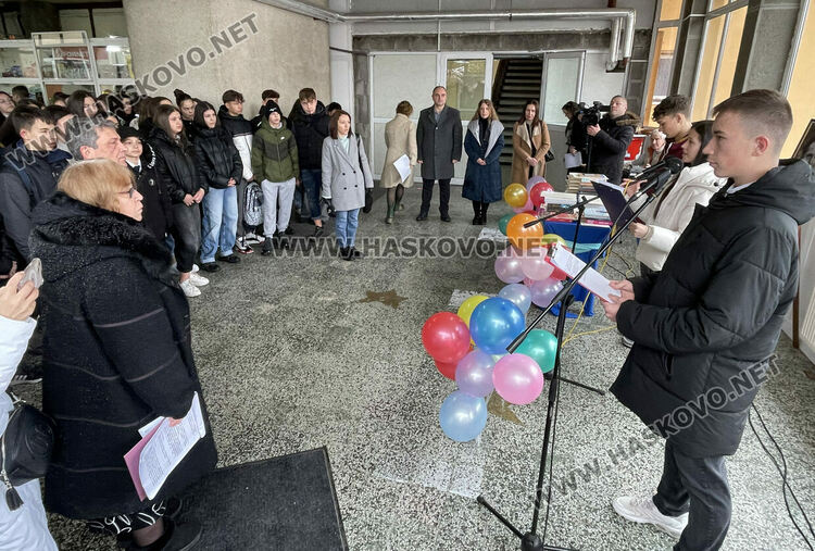 Даяна Добрева е „Ученик на годината“ в Езиковата гимназия, откриха нови спортни площадки