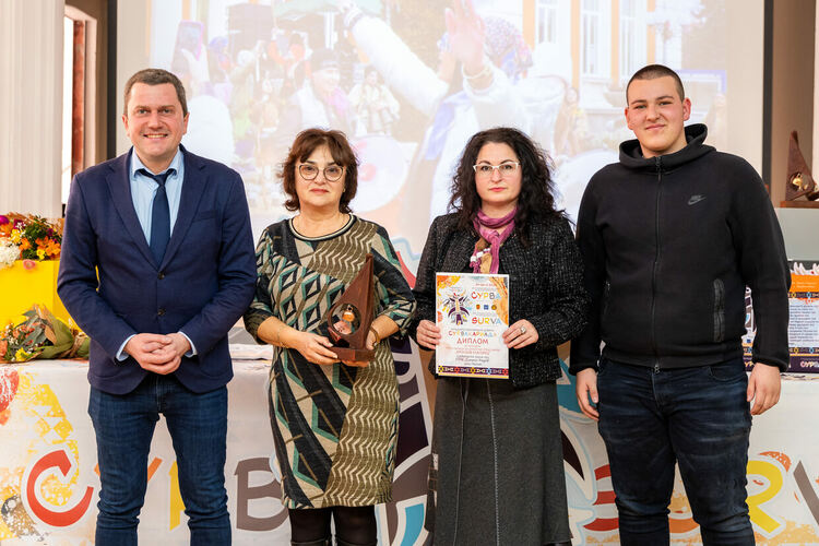 В Двореца на културата бяха връчени наградите на ученическите групи, отличени в XIV Младежкото маскарадно дефиле „Сурвакариада“ 2025