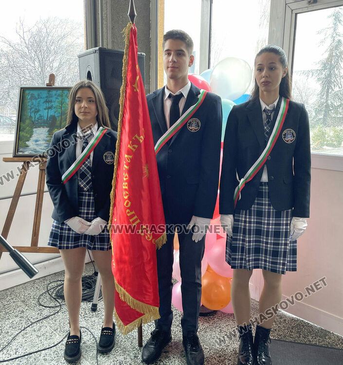 Даяна Добрева е „Ученик на годината“ в Езиковата гимназия, откриха нови спортни площадки