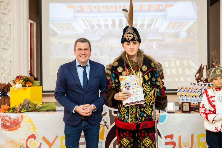 В Двореца на културата бяха връчени наградите на ученическите групи, отличени в XIV Младежкото маскарадно дефиле „Сурвакариада“ 2025