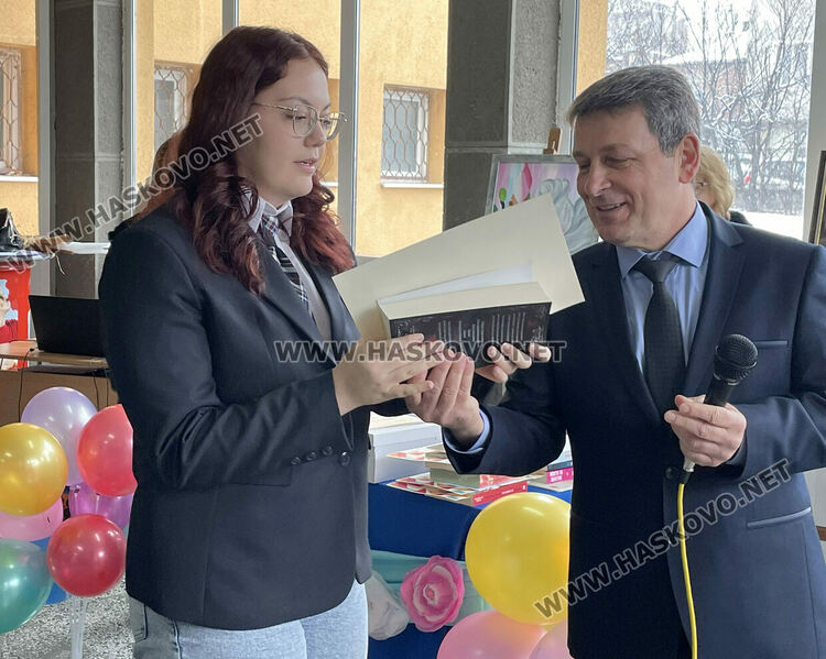 Даяна Добрева е „Ученик на годината“ в Езиковата гимназия, откриха нови спортни площадки