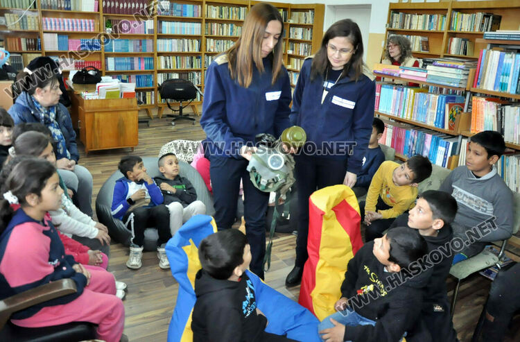 Показаха на ученици как се слага противогаз и как да се пазят при бедствия