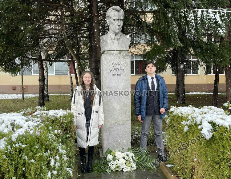 Даяна Добрева е „Ученик на годината“ в Езиковата гимназия, откриха нови спортни площадки