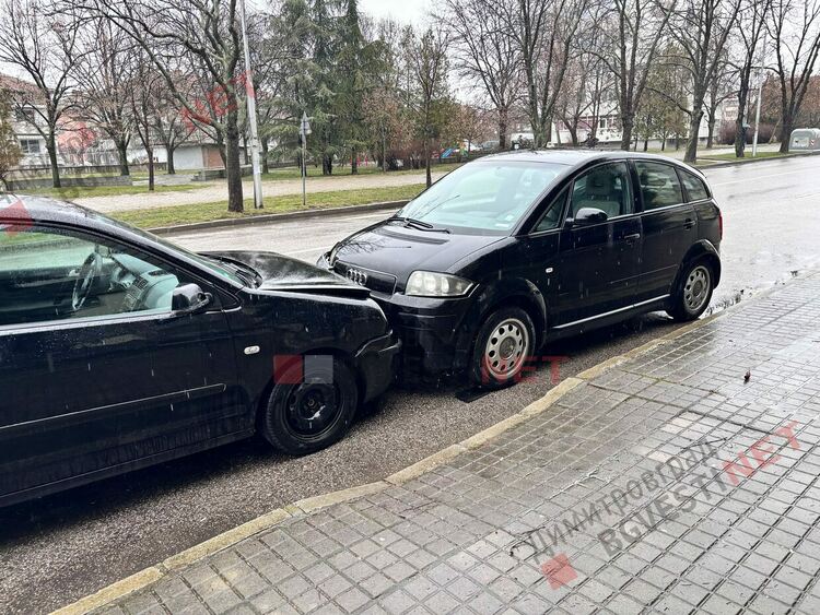 Катастрофа на бул. "Г. С. Раковски" в Димитровград: Три паркирани автомобила пострадаха