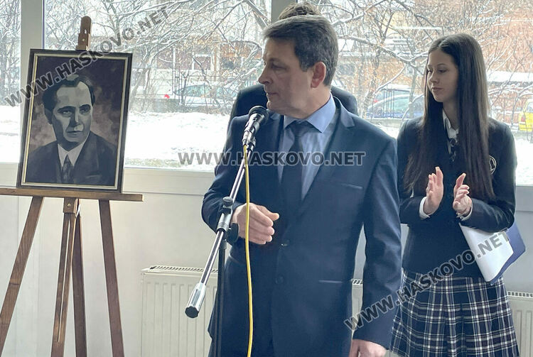 Даяна Добрева е „Ученик на годината“ в Езиковата гимназия, откриха нови спортни площадки