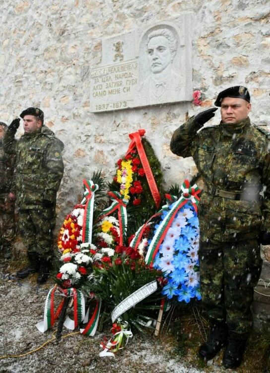 Десетки се стекоха до манастир "Света Петка" в памет на Апостола 