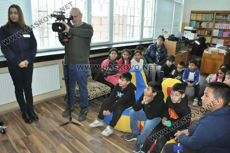 Показаха на ученици как се слага противогаз и как да се пазят при бедствия