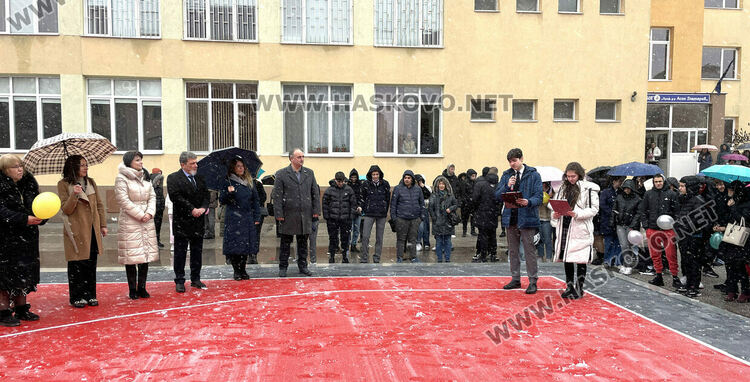 Даяна Добрева е „Ученик на годината“ в Езиковата гимназия, откриха нови спортни площадки