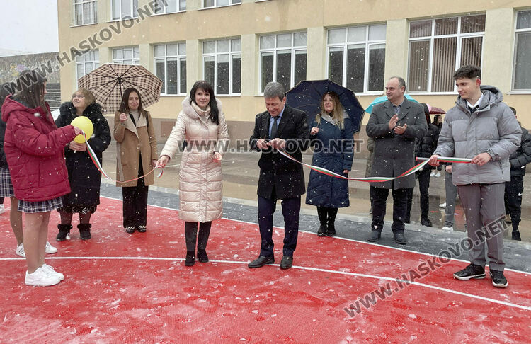 Даяна Добрева е „Ученик на годината“ в Езиковата гимназия, откриха нови спортни площадки