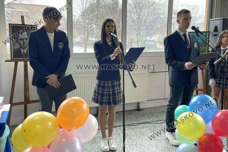 Даяна Добрева е „Ученик на годината“ в Езиковата гимназия, откриха нови спортни площадки