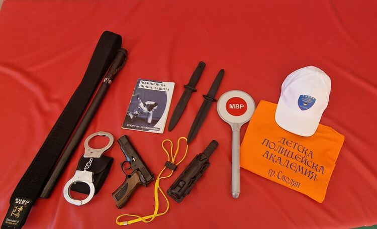 Доброволци от Детско полицейско управление усвоиха техники за самозащита