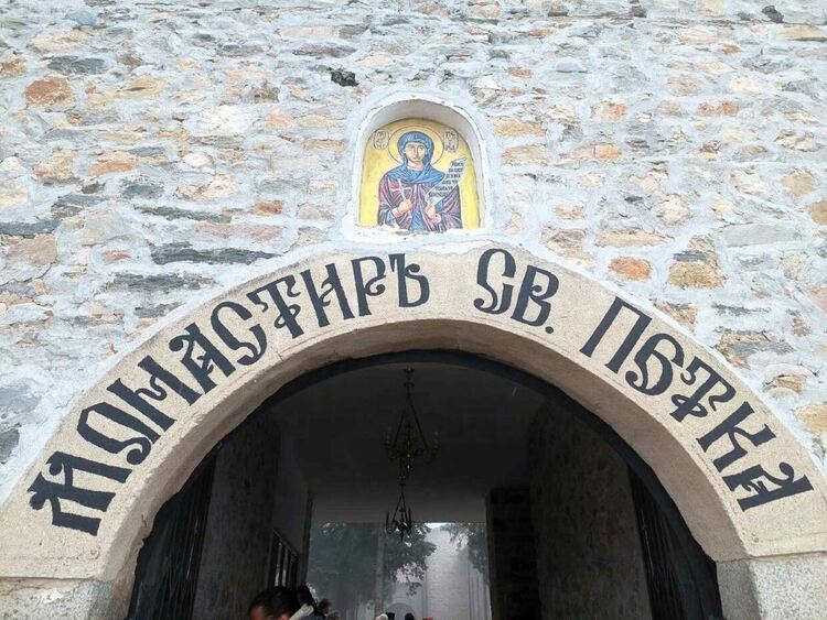 Десетки се стекоха до манастир "Света Петка" в памет на Апостола 